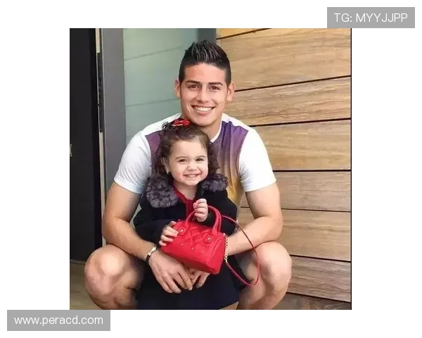 足球明星早年当爸的故事与成长历程揭秘，如何平衡家庭与职业生涯